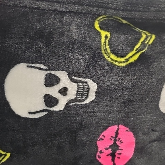 Betsey Johnson Ultra Soft Plush Throw Skulls, Kisses & Hearts-NWT - Picture 5 of 5